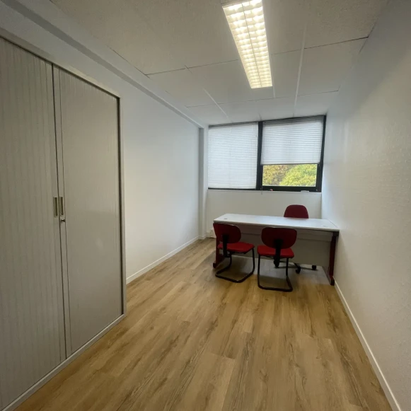 Bureau privé 10 m² 2 postes Location bureau Allée du Grand Coquille Saint-Jean-de-Braye 45800 - photo 2