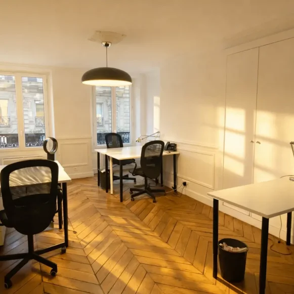 Bureau privé 13 m² 4 postes Location bureau Rue le Peletier Paris 75009 - photo 3