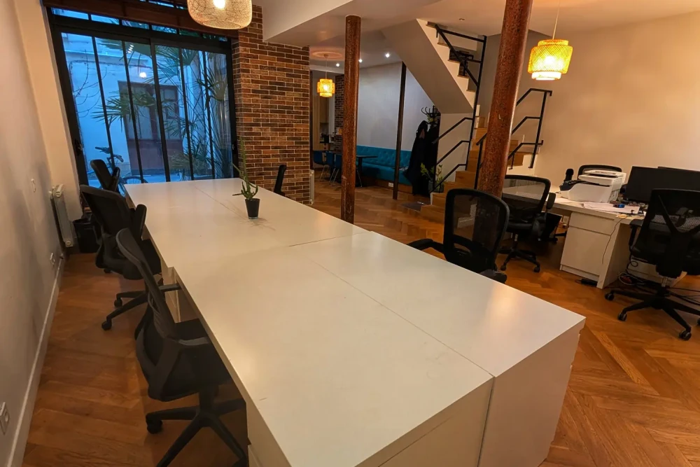 Open Space - 75003 - 8 postes - 390€