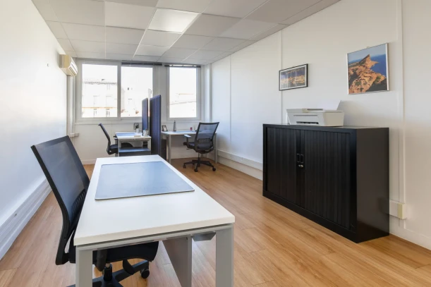 Bureau privé - 13008 - 3 postes - 980€