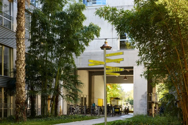 Open Space - 33130 - 12 postes - 275€