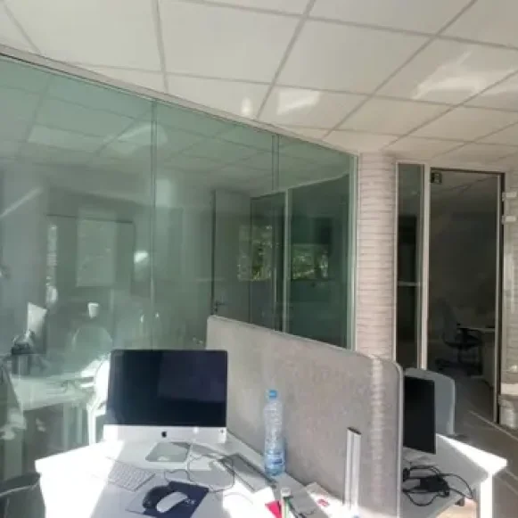 Bureau privé 16 m² 6 postes Coworking Avenue de Villiers Paris 75017 - photo 1