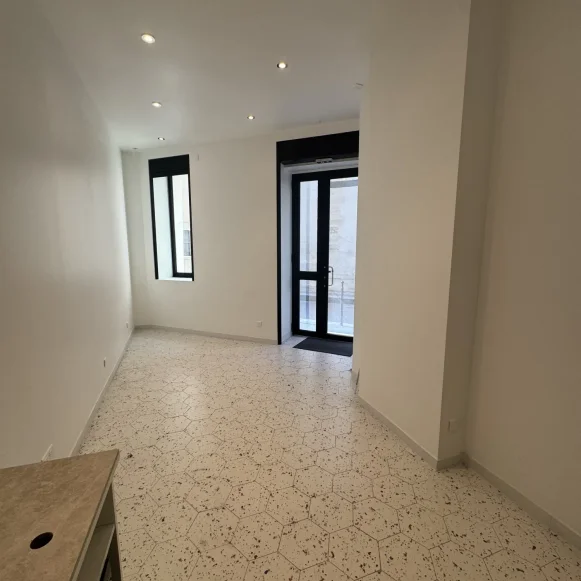 Espace indépendant 20 m² 5 postes Location bureau Rue Debelleyme Paris 75003 - photo 1