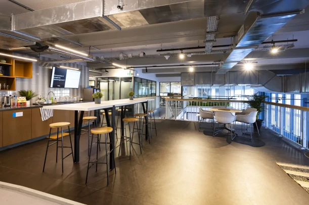 Bureau privé - 33130 - 14 postes - 5096€