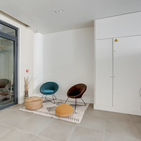 Bureau privé 63 m² 12 postes Location bureau Rue Saint-Marc Paris 75002 - photo 5