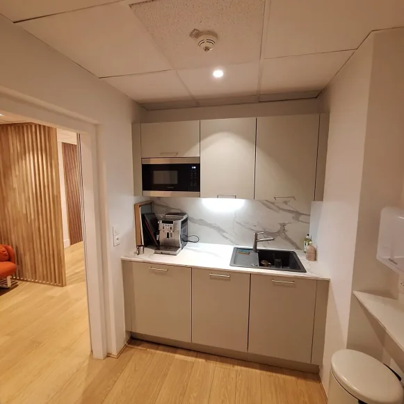 Bureau privé 14 m² 3 postes Location bureau Avenue de Messine Paris 75008 - photo 4