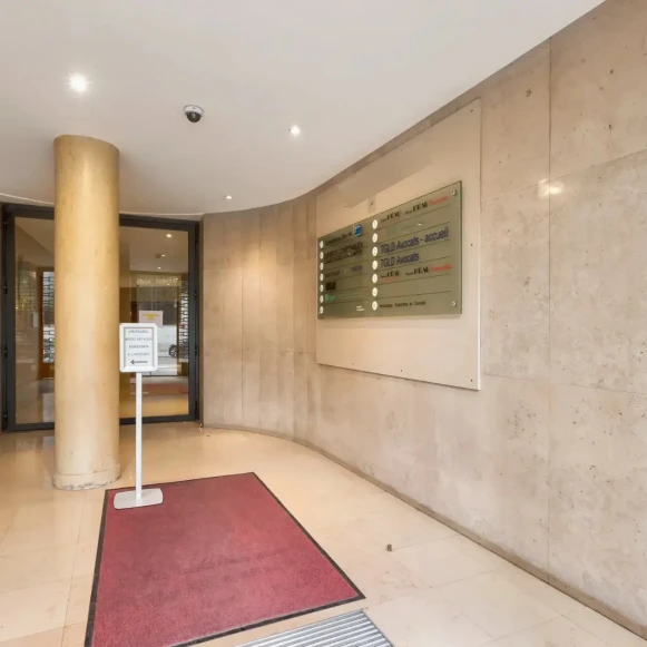 Bureau privé 16 m² 1 poste Location bureau Rue d'Artois Paris 75008 - photo 10