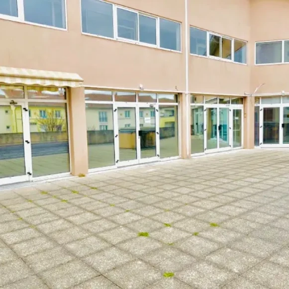 Bureau privé 18 m² 2 postes Location bureau Avenue de Lanessan Champagne-au-Mont-d'Or 69410 - photo 1