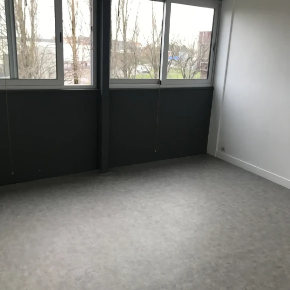 Bureau privé 16 m² 3 postes Location bureau Avenue Blaise Pascal Morangis 91420 - photo 3