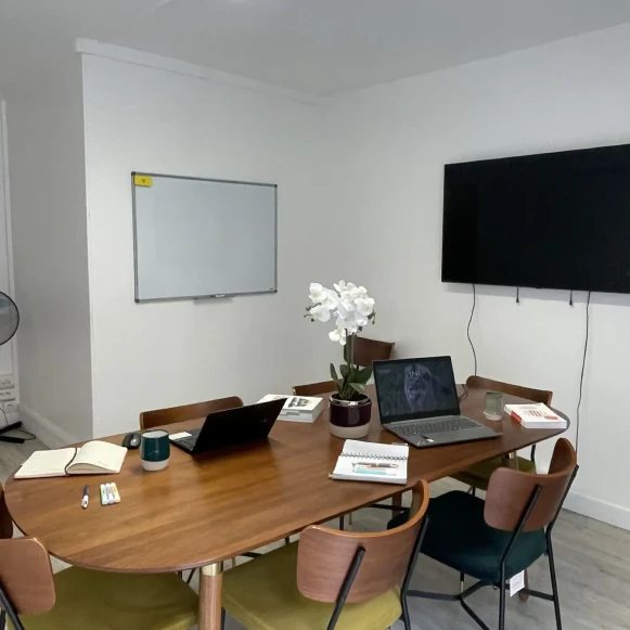 Bureau privé 14 m² 3 postes Location bureau Cité Ferembach Paris 75017 - photo 2