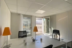 Bureau privé - 75010 - 3 postes - 2100€