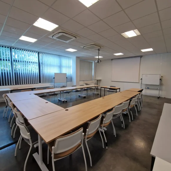 Bureau privé 12 m² 2 postes Location bureau Square Benjamin Franklin Montigny-le-Bretonneux 78180 - photo 9
