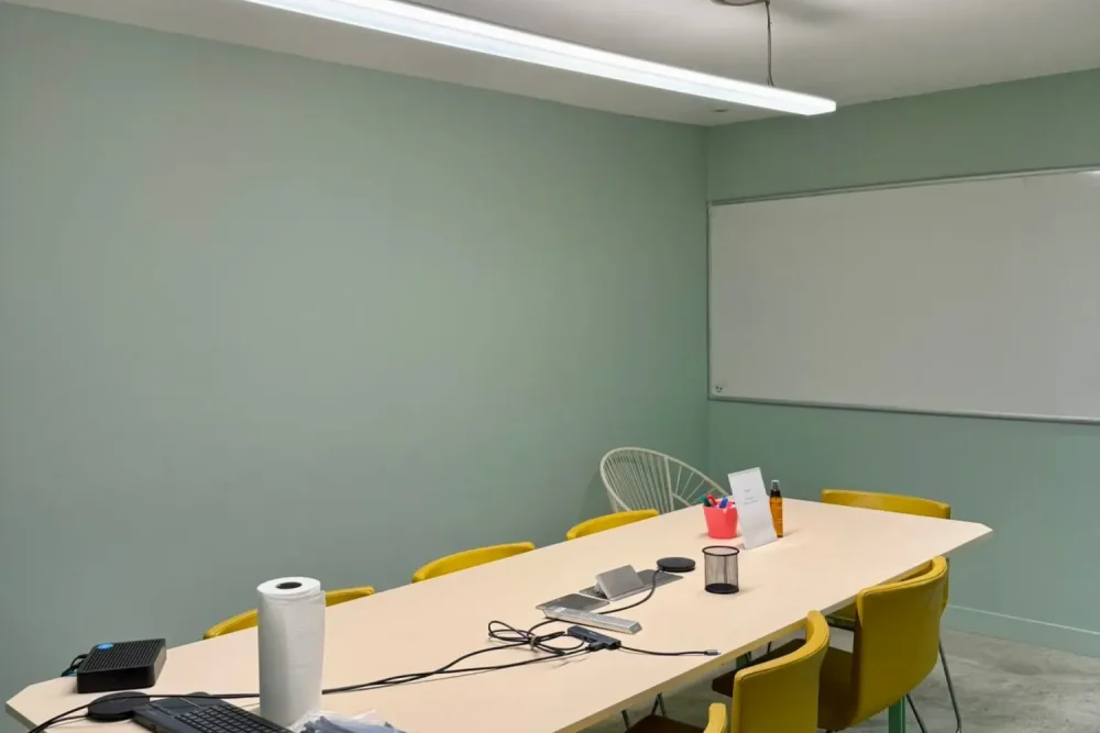 Espace indépendant - 75020 - 32 postes - 8300€