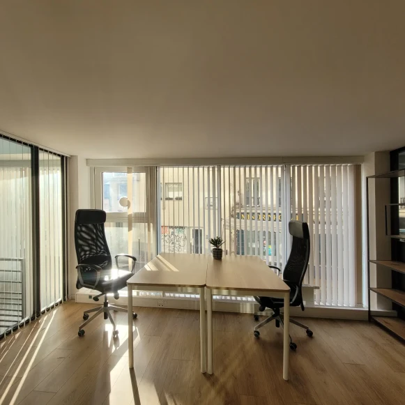 Bureau privé 14 m² 4 postes Location bureau Rue Henri Chevreau Paris 75020 - photo 1