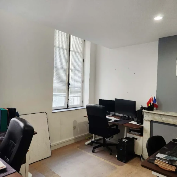 Bureau privé 13 m² 3 postes Location bureau Rue Vacon Marseille 13001 - photo 1