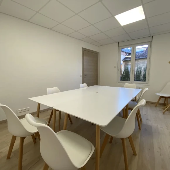 Bureau privé 12 m² 2 postes Coworking Rue des Bouchers Fismes 51170 - photo 2