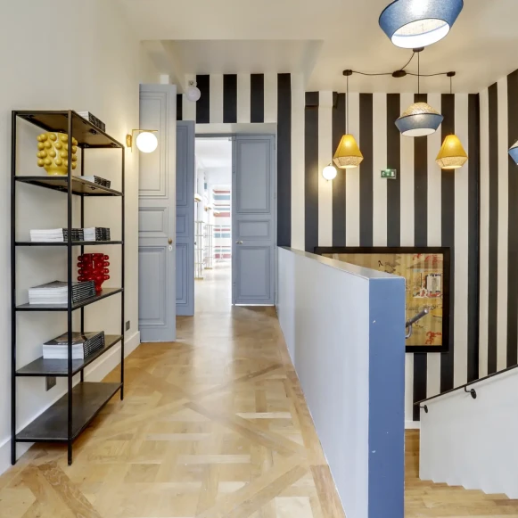 Espace indépendant 700 m² 60 postes Location bureau Rue des Archives Paris 75003 - photo 2