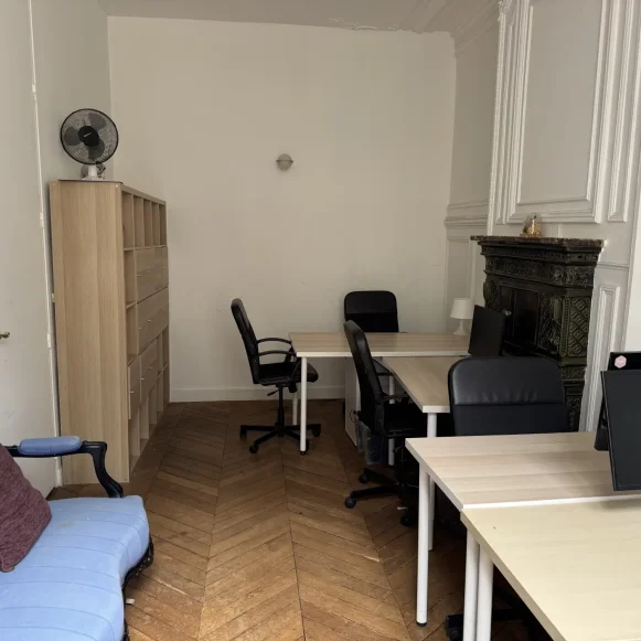 Bureau privé 18 m² 6 postes Location bureau Rue Notre Dame des Victoires Paris 75002 - photo 6