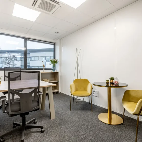 Bureau privé 11 m² 2 postes Coworking Rue Blaise Pascal Élancourt 78990 - photo 1