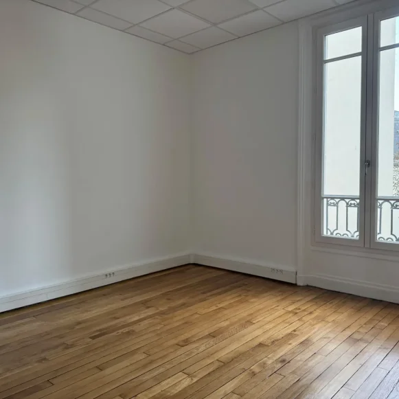 Bureau privé 28 m² 4 postes Location bureau Avenue de Villiers Paris 75017 - photo 1