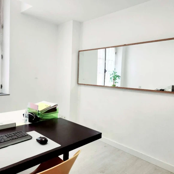 Bureau privé 12 m² 3 postes Location bureau Rue Vacon Marseille 13001 - photo 2