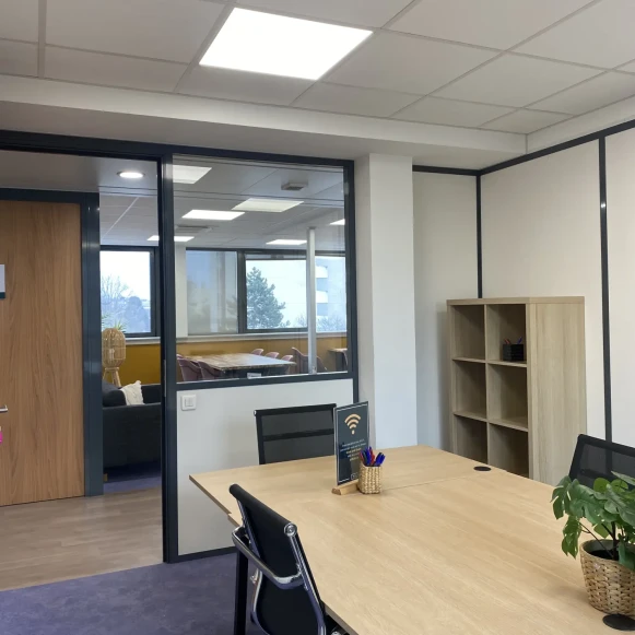 Bureau privé 18 m² 6 postes Coworking Avenue de Colmar Rueil-Malmaison 92500 - photo 3