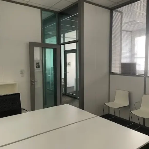 Bureau privé 14 m² 2 postes Location bureau Rue Jacques-Louis Hénon Lyon 69004 - photo 2