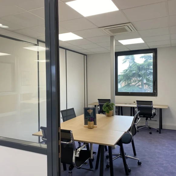 Bureau privé 18 m² 6 postes Coworking Avenue de Colmar Rueil-Malmaison 92500 - photo 2