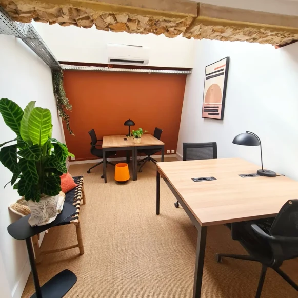 Bureau privé 25 m² 7 postes Coworking Rue du Château d'Eau Bordeaux 33000 - photo 2