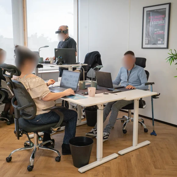 Bureau privé 11 m² 2 postes Coworking Avenue de Canteranne Pessac 33600 - photo 1