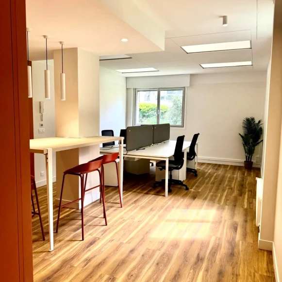 Espace indépendant 40 m² 4 postes Coworking Rue des Dames Augustines Neuilly-sur-Seine 92200 - photo 2