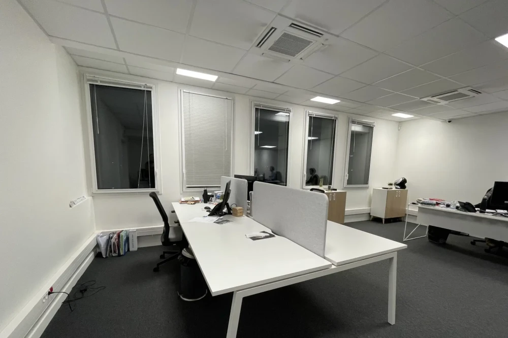 Open Space - 94220 - 3 postes - 300€