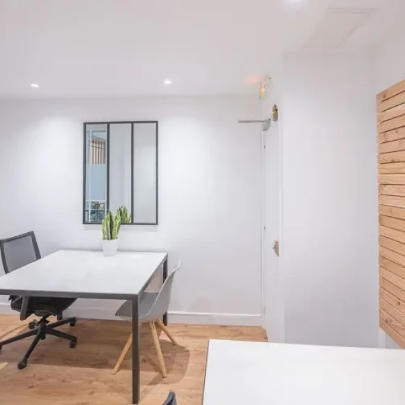 Bureau privé 11 m² 3 postes Coworking Rue Greneta Paris 75002 - photo 3