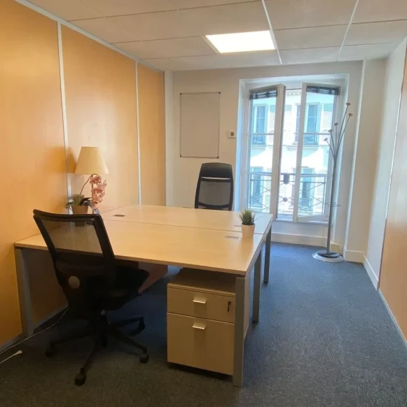 Bureau privé 13 m² 1 poste Coworking Rue des Petits Champs Paris 75001 - photo 1