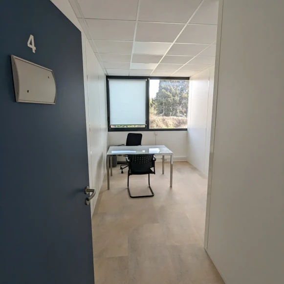 Bureau privé 15 m² 2 postes Coworking Route de Valbrillant Meyreuil 13590 - photo 2