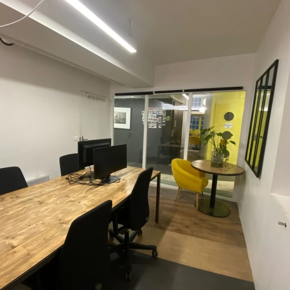 Bureau privé 12 m² 6 postes Coworking Rue du Cloître Saint-Merri Paris 75004 - photo 7