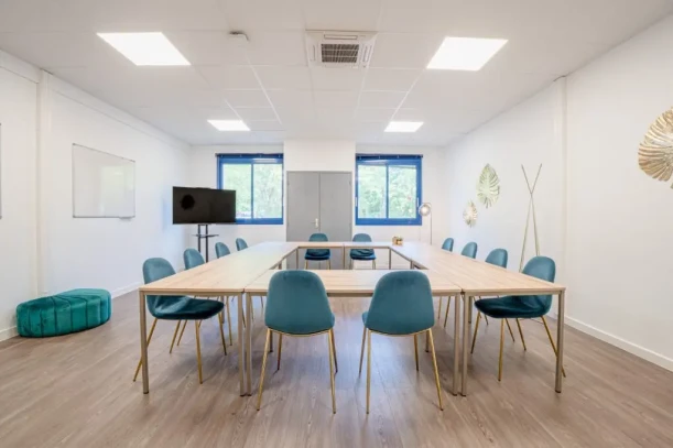 Open Space - 86000 - 20 postes - 1590€