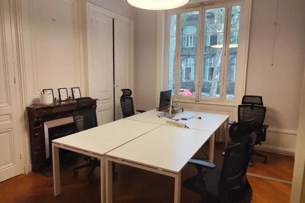 Bureau privé - 69006 - 4 postes - 1800€