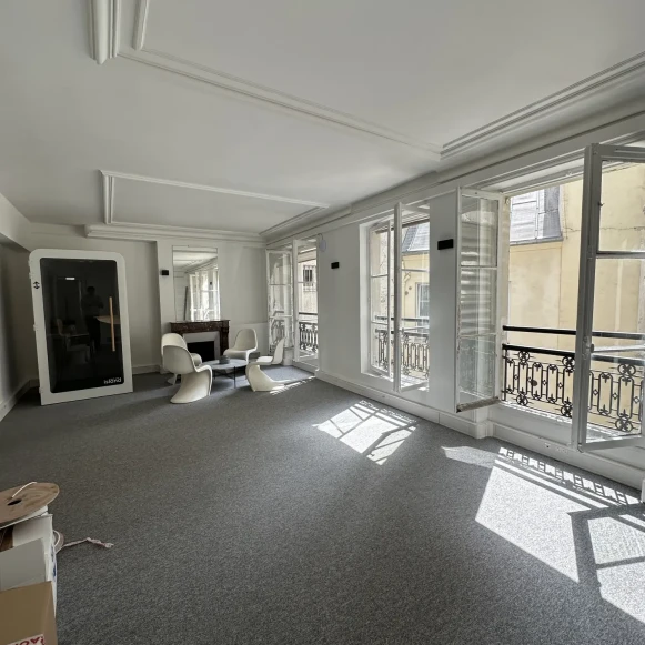 Espace indépendant 175 m² 27 postes Location bureau Rue d'Argenteuil Paris 75001 - photo 5