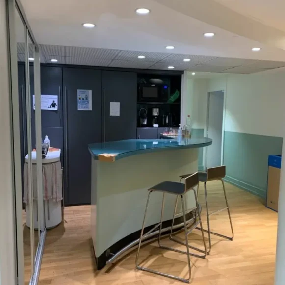 Bureau privé 24 m² 6 postes Coworking Rue du Louvre Paris 75001 - photo 4