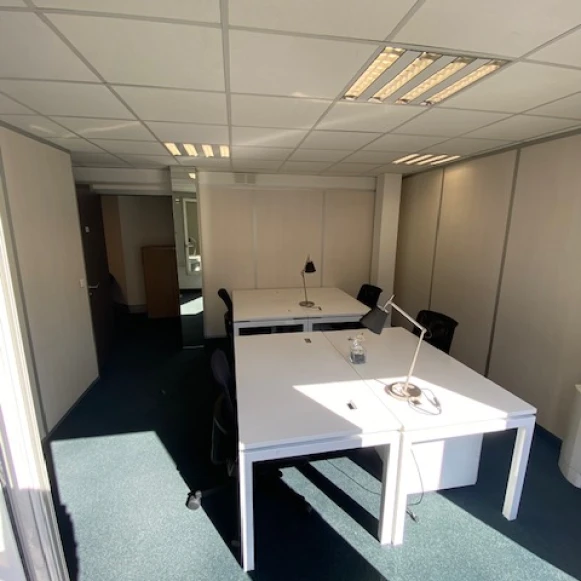 Bureau privé 17 m² 3 postes Coworking Rue des Petits Hôtels Paris 75010 - photo 4