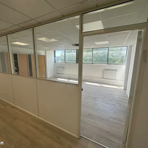 Bureau privé 29 m² 4 postes Coworking Avenue du 8 Mai 1945 Sarcelles 95200 - photo 1