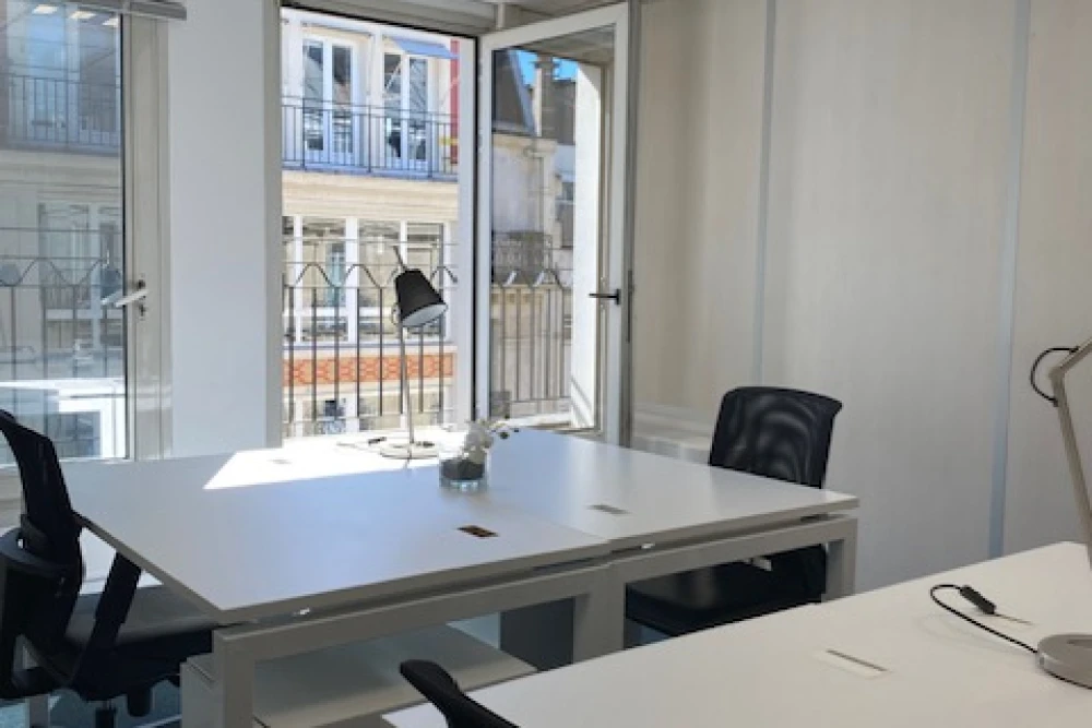 Bureau privé - 75010 - 3 postes - 2100€