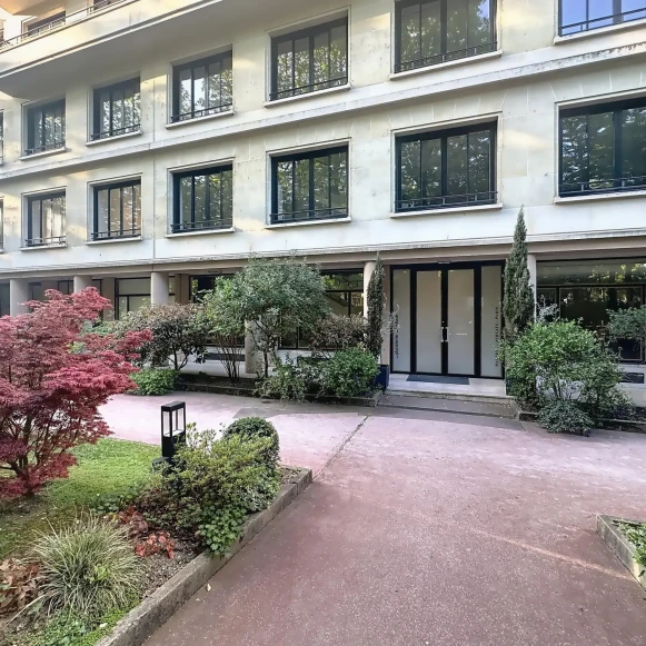 Bureau privé 43 m² 10 postes Coworking Avenue Ingres Paris 75016 - photo 1