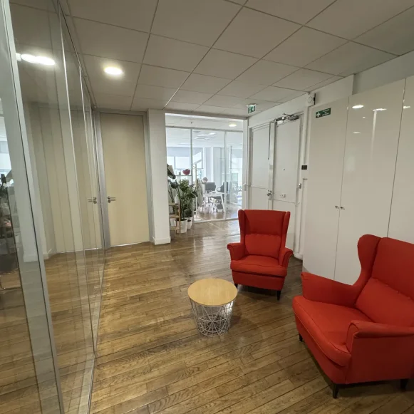 Bureau privé 13 m² 4 postes Location bureau Rue du Renard Paris 75004 - photo 9