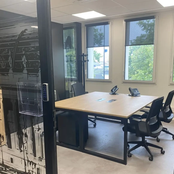 Bureau privé 15 m² 2 postes Location bureau Quai des Carrières Charenton-le-Pont 94220 - photo 1