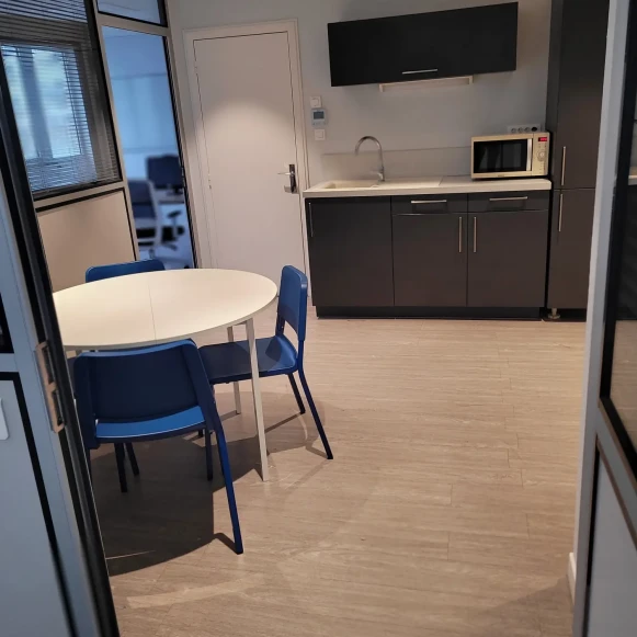 Bureau privé 25 m² 4 postes Location bureau Rue Albert Dennery Tours 37000 - photo 7