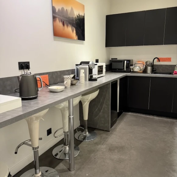 Bureau privé 20 m² 2 postes Coworking Quai Arloing Lyon 69009 - photo 4