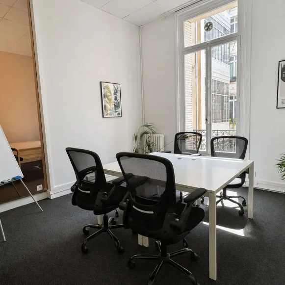 Bureau privé 16 m² 4 postes Location bureau Rue La Boétie Paris 75008 - photo 2