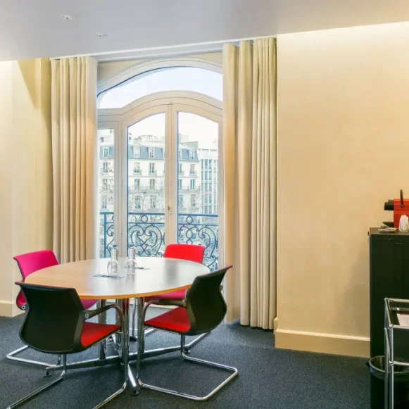Bureau privé 14 m² 3 postes Coworking Avenue des Champs-Élysées Paris 75008 - photo 1
